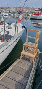 Zdjęcie z galerii obiektu Nuits au Port - Grand voilier à quai au vieux port w La Rochelle