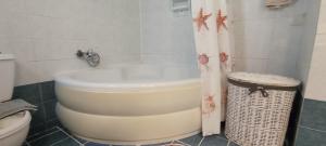 A bathroom at Sweet Maisonette in Corfu Town
