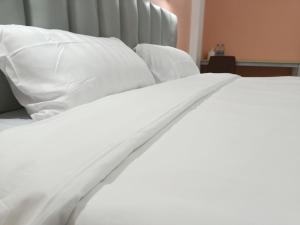 โรงแรม เดอะพีช / The Peach hotel客房内的一张或多张床位