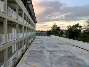 uma vista a partir da varanda de um edifício em โรงแรม เดอะพีช / The Peach hotel em Phetchaburi