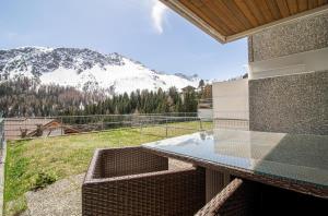 a glass balcony with a view of a mountain at Villa Franca U01 in Arosa