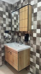 un baño con lavabo y espejo en Asmoca Bungalov, en Rize