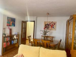 - un salon avec un canapé et une table dans l'établissement Piso en Pedregalejo a 50m de la playa., à Malaga