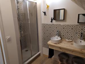 La salle de bains est pourvue de 2 lavabos et d'une douche. dans l'établissement Ô ! Chalet des Rêves..., à La Féclaz