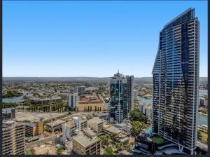 een luchtzicht op een stad met hoge gebouwen bij H Star Residences-- Paradise Stayz in Gold Coast