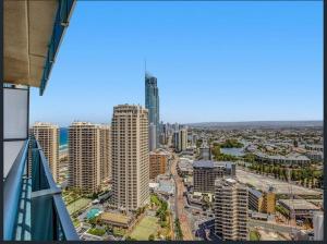 een luchtzicht op een stad met hoge gebouwen bij H Star Residences-- Paradise Stayz in Gold Coast