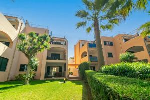 vista esterna di un edificio con palme di Barca Trencada -A3- a Cala Mondrago