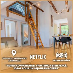 Le Point Sublime - Netflix/Wifi Fibre/Terrasse في Banassac: غرفة معيشة مع درج في المنزل