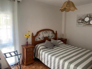 - une chambre avec un lit et 2 oreillers dans l'établissement Piso en Pedregalejo a 50m de la playa., à Malaga