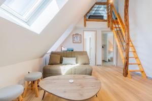 Le Point Sublime - Netflix/Wifi Fibre/Terrasse في Banassac: غرفة معيشة مع أريكة وطاولة