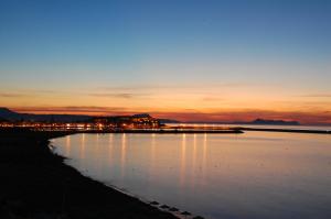 un grande bacino d'acqua con un tramonto sullo sfondo di Medusa Apartments a Rethymno