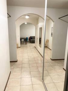 korytarzem z podłogą wyłożoną kafelkami i łukiem w obiekcie PIHLAJISTO 1 - Spacious 4-bedroom condo with patio w Helsinkach