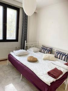 sypialnia z łóżkiem z miską w obiekcie PIHLAJISTO 1 - Spacious 4-bedroom condo with patio w Helsinkach
