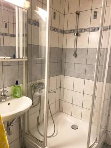 W łazience znajduje się prysznic i umywalka. w obiekcie PIHLAJISTO 1 - Spacious 4-bedroom condo with patio w Helsinkach