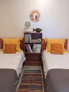 a bedroom with two beds and a book shelf at Havre de Paix sur la Côte Bleue in Sausset-les-Pins