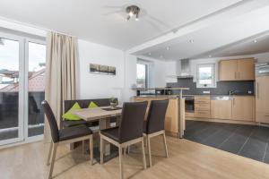 - une cuisine et une salle à manger avec une table et des chaises dans l'établissement Apartment Paula, à Seefeld in Tirol