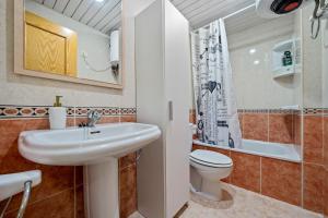 Koupelna v ubytování Hauzify I Apartament Pau Casals