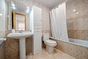 Koupelna v ubytování Hauzify I Apartament Pau Casals
