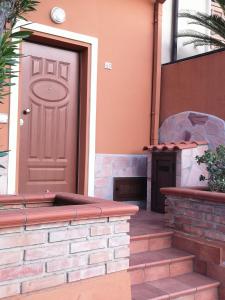 a pink door of a house with a brick wall at Casa Indipendente in Villa San Giovanni