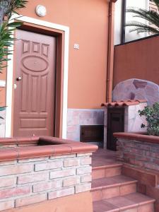 ヴィッラ・サン・ジョヴァンニにあるCasa Indipendenteの煉瓦造りの家のピンクの扉