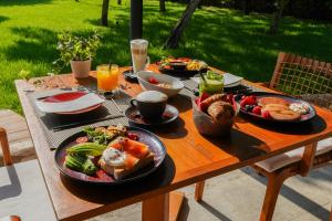 einem Holztisch mit Teller mit Lebensmitteln darauf in der Unterkunft Hotel Rural Xereca in Puig D’en Valls