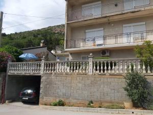 Un coche está aparcado en un túnel al lado de un edificio. en Studio apartman Martina, en Senj