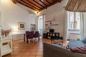 un soggiorno con divano e tavolo di Pantheon Charming Apartment a Roma