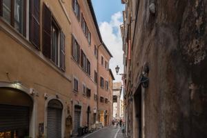 una strada vuota in un vicolo tra due edifici di Pantheon Charming Apartment a Roma