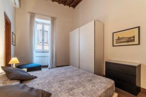 una camera con letto, armadio e finestra di Pantheon Charming Apartment a Roma