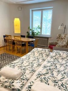 sypialnia z łóżkiem, stołem i krzesłami w obiekcie KAMPPI - Perfect location right in Helsinki center w Helsinkach