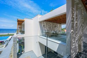 Rõdu või terrass majutusasutuses Amyntas Seafront Hotel