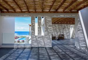 ネオス・マルマラスにあるAmyntas Seafront Hotelの家のバルコニーから海の景色を望めます。 +37枚の写真
