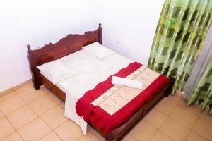 Una cama o camas en una habitación de THE PILLAR MOTEL