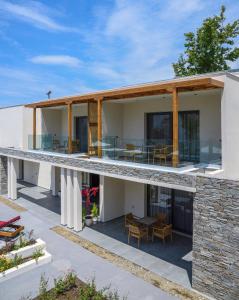 Rõdu või terrass majutusasutuses Amyntas Seafront Hotel