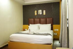 Postel nebo postele na pokoji v ubytování Hotel Emirates