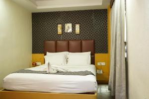 Postel nebo postele na pokoji v ubytování Hotel Emirates