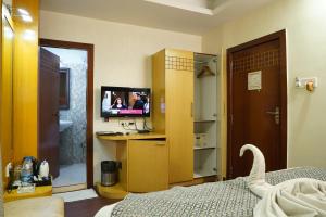 TV a/nebo společenská místnost v ubytování Hotel Emirates
