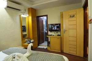TV a/nebo společenská místnost v ubytování Hotel Emirates
