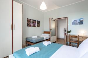 1 dormitorio con 2 camas y escritorio en Yellowsunny Apartment with Two Balconies, en Pisa