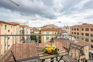 un plato de fruta en una mesa en un balcón en Yellowsunny Apartment with Two Balconies, en Pisa