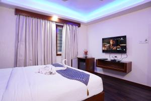TV a/nebo společenská místnost v ubytování Hotel Emirates