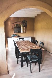 uma sala de jantar com uma mesa de madeira e cadeiras em Hoppezicht em Proven