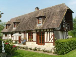 a large house with a gambrel roof at Chambre chez Corinne in Fourneville