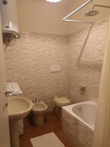 a bathroom with a sink and a tub and a toilet at Casa Indipendente in Villa San Giovanni