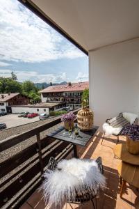 d'une terrasse avec une table et des chaises sur un balcon. dans l'établissement Boutique-Appartement Südblick, à Oberstdorf