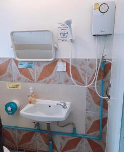 y baño con lavabo y espejo. en Wayside Guesthouse, en Chiang Mai