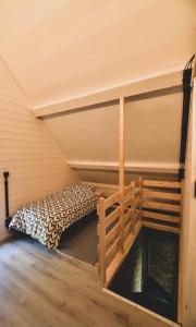um quarto com um beliche num sótão em Hoppezicht em Proven