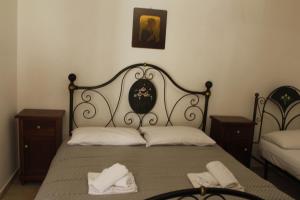 タヴィアーノにあるVilla Patriziaのベッドルーム1室(ベッド1台、白いタオル2枚付)