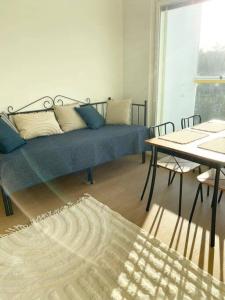 圖蘇拉的住宿－TUUSULA Tuusula 15 min drive to Airport，客厅配有蓝色的沙发和桌子