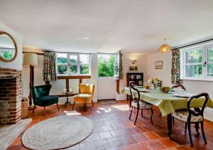 een woonkamer met een tafel en stoelen bij Walnut Cottage - Suffolk in Rumburgh